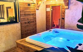 Superbe Suite à 300m du Tram - JACUZZI - SAUNA